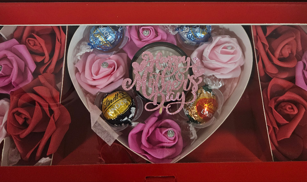 Mother's Day "Mom" Gift Box (Red)